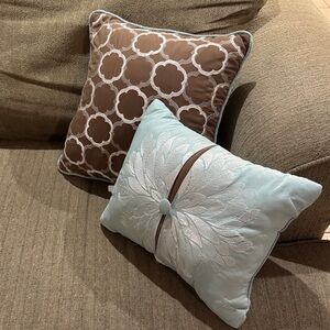 2 throw pillows